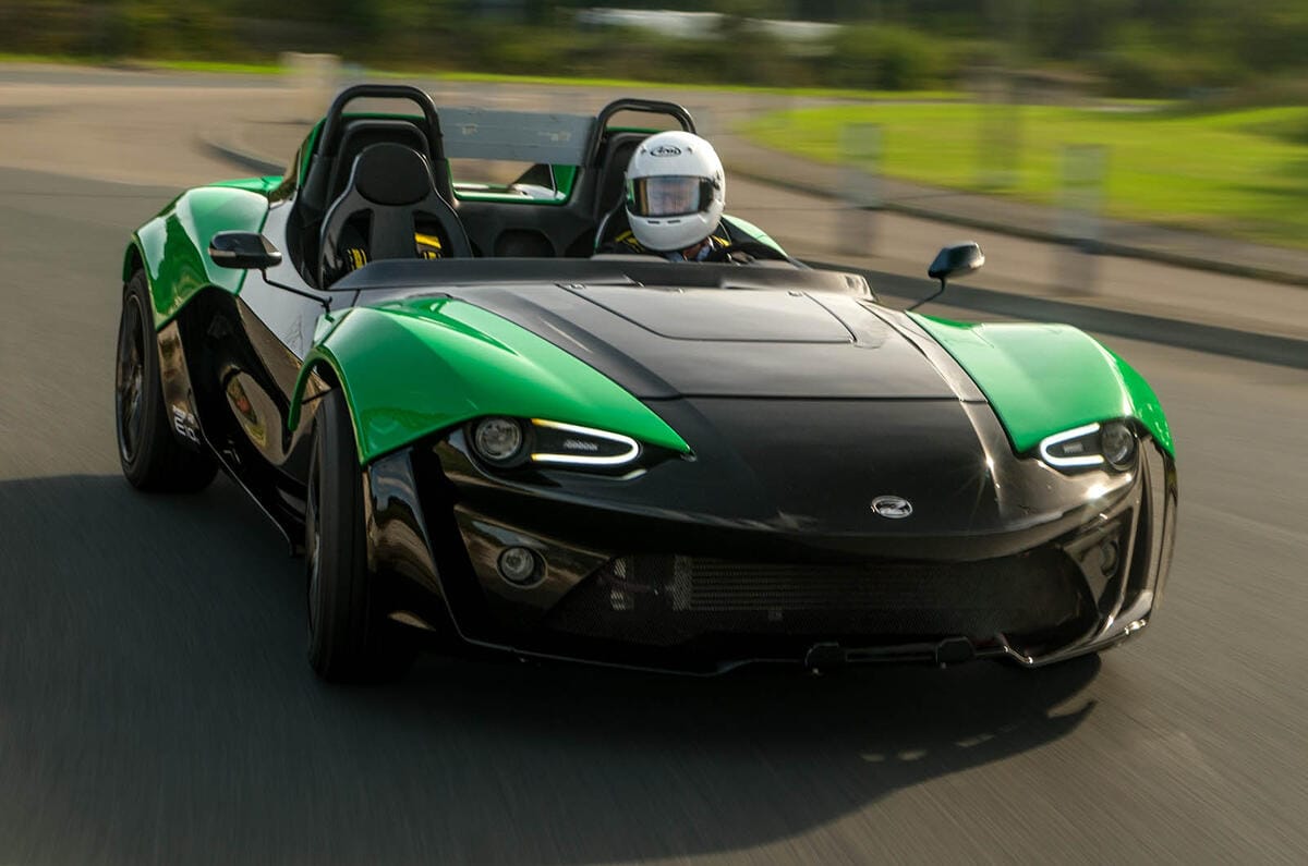 زینوس E10 جدید با طراحی مینیمال و بدنه کربنی نمای جلو زینوس E10 پروتوتایپ ۲۰۲۵ در حال حرکت